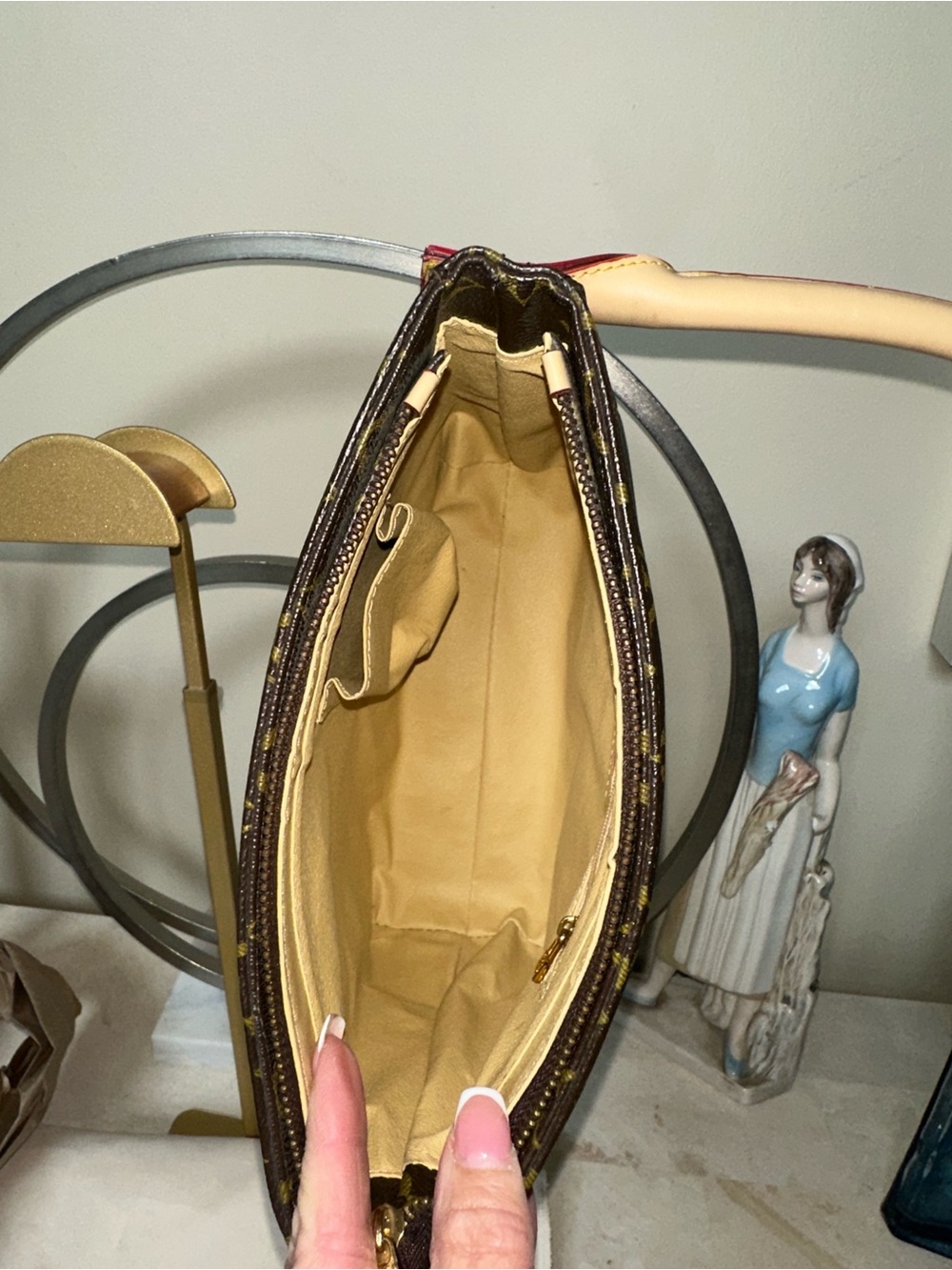 New Monogram Looping Bag - Picture 9 of 11